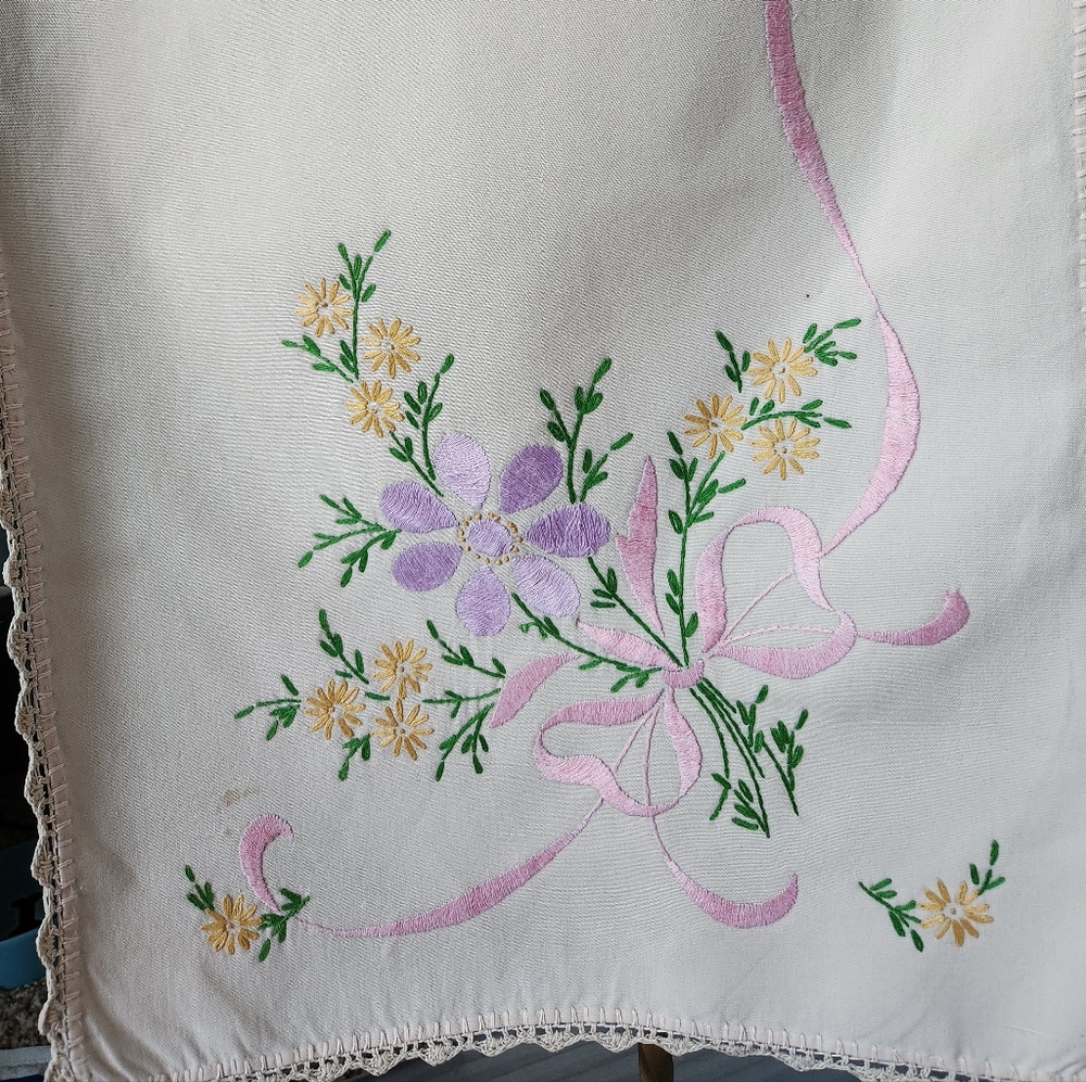 BEAUTIFUL RUNNER HANDMADE - Picture 2 of 5